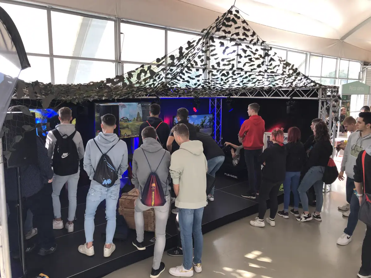 Látogatók a Multigames gaming standjánál egy fesztiválon