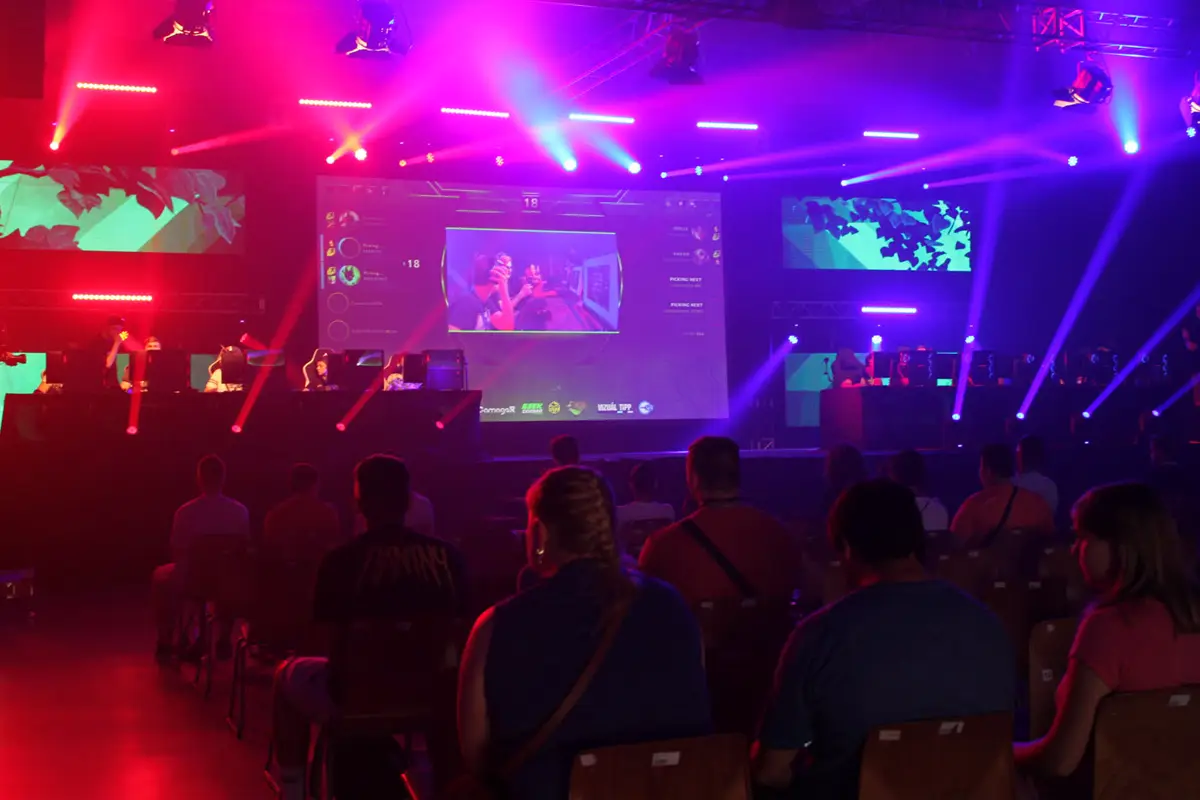Esport verseny színpaddal